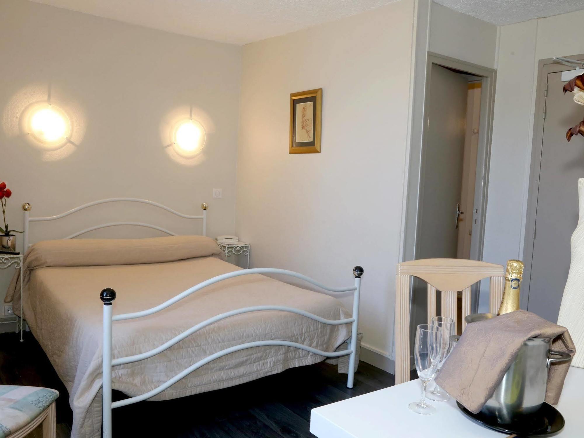 Logis L'Ecu De France Hotel Mauriac  Luaran gambar